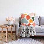 - Sonil-K-8159-Gorsel2 - Realhomes Beyaz Zeminli Geometrik Desenli Dijital Baskılı Modern Raşel Kadife Yastık Kırlent Kılıfı Realhomes