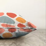 - Sonil-K-8159-Gorsel3 - Realhomes Beyaz Zeminli Geometrik Desenli Dijital Baskılı Modern Raşel Kadife Yastık Kırlent Kılıfı Realhomes