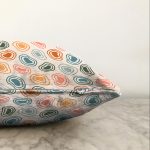 - Sonil-K-8163-Gorsel3 - Realhomes Pastel Zeminli Geometrik Desenli Dijital Baskılı Modern Raşel Kadife Yastık Kırlent Kılıfı Realhomes