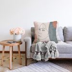 Pastel Zemin Üzerinde Onedraw Çizimli Bayan Silüeti Raşel Kadife Yastık Kırlent Kılıfı Realhomes