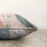 Pastel Zemin Üzerinde Onedraw Çizimli Bayan Silüeti Raşel Kadife Yastık Kırlent Kılıfı Realhomes