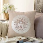 Pastel Zemin Üzerinde Güneş Desenli Dijital Baskılı Modern Raşel Kadife Yastık Kırlent Kılıfı Realhomes