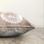 Pastel Zemin Üzerinde Güneş Desenli Dijital Baskılı Modern Raşel Kadife Yastık Kırlent Kılıfı Realhomes
