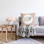 - Sonil-K-8167-Gorsel2 - Realhomes Pastel Zemin Üzerinde Onedraw Çizimli Yaprak Desenli Raşel Kadife Yastık Kırlent Kılıfı Realhomes