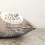 - Sonil-K-8167-Gorsel3 - Realhomes Pastel Zemin Üzerinde Onedraw Çizimli Yaprak Desenli Raşel Kadife Yastık Kırlent Kılıfı Realhomes