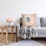 - Sonil-K-8168-Gorsel2 - Realhomes Pastel Zemin Üzerinde Yaprak Desenli Dijital Baskılı Modern Raşel Kadife Yastık Kırlent Kılıfı Realhomes