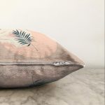 - Sonil-K-8168-Gorsel3 - Realhomes Pastel Zemin Üzerinde Yaprak Desenli Dijital Baskılı Modern Raşel Kadife Yastık Kırlent Kılıfı Realhomes