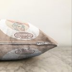 - Sonil-K-8169-Gorsel3 - Realhomes  Pastel Zemin Üzerinde Yaprak Desenli Dijital Baskılı Modern Raşel Kadife Yastık Kırlent Kılıfı Realhomes