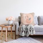 - Sonil-K-8171-Gorsel2 - Realhomes  Pastel Zemin Üzerinde Antik Desenli Dijital Baskılı Modern Raşel Kadife Yastık Kırlent Kılıfı Realhomes