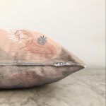 - Sonil-K-8171-Gorsel3 - Realhomes  Pastel Zemin Üzerinde Antik Desenli Dijital Baskılı Modern Raşel Kadife Yastık Kırlent Kılıfı Realhomes