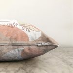 - Sonil-K-8173-Gorsel3 - Realhomes Pastel Zeminli Geometrik Desenli Dijital Baskılı Modern Raşel Kadife Yastık Kırlent Kılıfı Realhomes