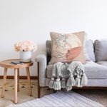 - Sonil-K-8174-Gorsel2 - Realhomes Pastel Zemin Üzerinde Antik Desenli Dijital Baskılı Modern Raşel Kadife Yastık Kırlent Kılıfı Realhomes