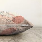 - Sonil-K-8174-Gorsel3 - Realhomes Pastel Zemin Üzerinde Antik Desenli Dijital Baskılı Modern Raşel Kadife Yastık Kırlent Kılıfı Realhomes