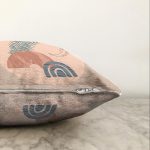 Pastel Zeminli Geometrik Desenli Dijital Baskılı Modern Raşel Kadife Yastık Kırlent Kılıfı Realhomes