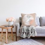 Pastel Zemin Üzerinde Antik Desenli Dijital Baskılı Modern Raşel Kadife Yastık Kırlent Kılıfı Realhomes