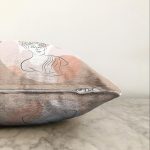 Pastel Zemin Üzerinde Antik Desenli Dijital Baskılı Modern Raşel Kadife Yastık Kırlent Kılıfı Realhomes