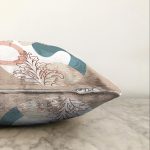 - Sonil-K-8177-Gorsel3 - Realhomes Pastel Zeminli Geometrik Desenli Dijital Baskılı Modern Raşel Kadife Yastık Kırlent Kılıfı Realhomes