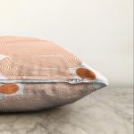 - Sonil-K-8188-Gorsel3 - Realhomes Beyaz Zeminli Geometrik Desenli Dijital Baskılı Modern Raşel Kadife Yastık Kırlent Kılıfı Realhomes