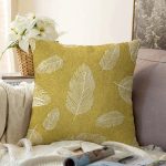 Gold Zemin Üzerinde Beyaz Renkli Yaprak Desenli Modern Raşel Kadife Yastık Kırlent Kılıfı Realhomes