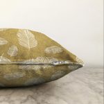 Gold Zemin Üzerinde Beyaz Renkli Yaprak Desenli Modern Raşel Kadife Yastık Kırlent Kılıfı Realhomes