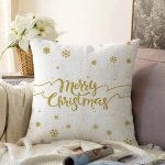 - Sonil-K-8201-Gorsel1 - Realhomes Beyaz Zemin Üzerinde Gold Detaylı Kartaneli Merry Christmas Yazılı Raşel Kadife Kırlent Kılıfı Realhomes