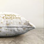 - Sonil-K-8201-Gorsel3 - Realhomes Beyaz Zemin Üzerinde Gold Detaylı Kartaneli Merry Christmas Yazılı Raşel Kadife Kırlent Kılıfı Realhomes