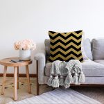 - Sonil-K-8202-Gorsel2 - Realhomes  Gold Zemin Üzerinde Siyah Geometrik Zigzag Desenli Modern Raşel Kadife Yastık Kırlent Kılıfı Realhomes