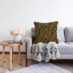 Gold Zeminli Siyah Geometrik Desenli Dijital Baskılı Modern Raşel Kadife Yastık Kırlent Kılıfı Realhomes