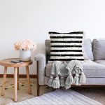 - Sonil-K-8207-Gorsel2 - Realhomes Beyaz Zemin Üzerinde Siyah Çizgili Gold Puantiyeli Modern Raşel Kadife Yastık Kırlent Kılıfı Realhomes