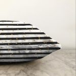 - Sonil-K-8207-Gorsel3 - Realhomes Beyaz Zemin Üzerinde Siyah Çizgili Gold Puantiyeli Modern Raşel Kadife Yastık Kırlent Kılıfı Realhomes