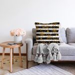 - Sonil-K-8209-Gorsel2 - Realhomes  Beyaz Zemin Üzerinde Siyah Dekoratif Çizgili Gold Desenli Kartanesi Raşel Kadife Kırlent Kılıfı Realhomes