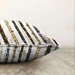 - Sonil-K-8210-Gorsel3 - Realhomes Beyaz Zemin Üzerinde Gold Çizgili Dijital Baskılı Modern Raşel Kadife Yastık Kırlent Kılıfı Realhomes