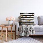 - Sonil-K-8211-Gorsel2 - Realhomes  Beyaz Zemin Üzerinde Siyah Çizgili Gold Detay Yapraklı Raşel Kadife Yastık Kırlent Kılıfı Realhomes