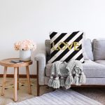 - Sonil-K-8212-Gorsel2 - Realhomes Beyaz Zemin Üzerinde Siyah Yatay Çizgili Gold Renkli Love Yazılı Raşel Kadife Kırlent Kılıfı Realhomes