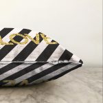 - Sonil-K-8212-Gorsel3 - Realhomes Beyaz Zemin Üzerinde Siyah Yatay Çizgili Gold Renkli Love Yazılı Raşel Kadife Kırlent Kılıfı Realhomes