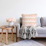 - Sonil-K-8213-Gorsel2 - Realhomes  Pembe Zemin Üzerinde Gold Detaylı Renkli Zigzag Desenli Raşel Kadife Yastık Kırlent Kılıfı Realhomes