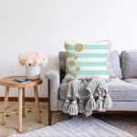 - Sonil-K-8216-Gorsel2 - Realhomes Beyaz Zemin Üzerinde Renkli Yatay Çizgili Raşel Kadife Yastık Kırlent Kılıfı Realhomes