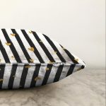 Beyaz Zemin Üzerinde Gold Detaylı Çizgili Raşel Kadife Yastık Kırlent Kılıfı Realhomes