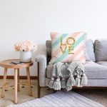 Beyaz Zemin Üzerinde Gold Detaylı Love Yazılı Dijital Baskılı Modern Raşel Kadife Yastık Kılıfı Realhomes