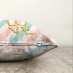 Beyaz Zemin Üzerinde Gold Detaylı Love Yazılı Dijital Baskılı Modern Raşel Kadife Yastık Kılıfı Realhomes