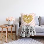 Beyaz Zeminli Gold Renkli Love Yazılı Dijital Baskılı Modern Raşel Kadife Yastık Kırlent Kılıfı Realhomes