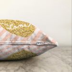 Beyaz Zeminli Gold Renkli Love Yazılı Dijital Baskılı Modern Raşel Kadife Yastık Kırlent Kılıfı Realhomes