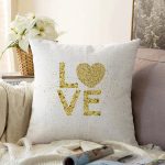 Beyaz Zeminli Gold Renkli Love Yazılı Dijital Baskılı Modern Raşel Kadife Yastık Kırlent Kılıfı Realhomes