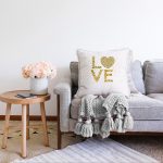 Beyaz Zeminli Gold Renkli Love Yazılı Dijital Baskılı Modern Raşel Kadife Yastık Kırlent Kılıfı Realhomes