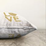 Beyaz Zeminli Gold Renkli Love Yazılı Dijital Baskılı Modern Raşel Kadife Yastık Kırlent Kılıfı Realhomes