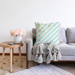 Beyaz Zemin Üzerinde Renkli Yatay Çizgili Gold Detaylı Raşel Kadife Yastık Kırlent Kılıfı Realhomes