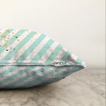 Beyaz Zemin Üzerinde Renkli Yatay Çizgili Gold Detaylı Raşel Kadife Yastık Kırlent Kılıfı Realhomes