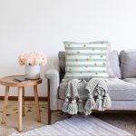 - Sonil-K-8225-Gorsel2 - Realhomes Beyaz Zemin Üzerinde Renkli Çizgili Gold Detaylı Modern Raşel Kadife Yastık Kırlent Kılıfı Realhomes