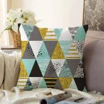 - Sonil-K-8226-Gorsel1 - Realhomes Pastel Zemin Üzerinde Gold Detaylı Geometrik Desenli Raşel Kadife Yastık Kırlent Kılıfı Realhomes