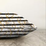 - Sonil-K-8227-Gorsel3 - Realhomes Beyaz Zemin Üzerinde Siyah Çizgili Gold Detaylı Yaprak Desenli Raşel Kadife Kırlent Kılıfı Realhomes